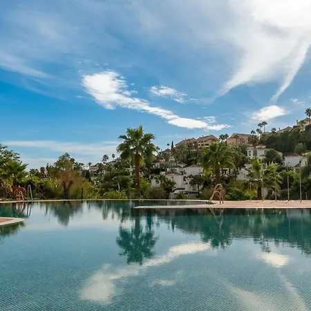 Penthouse With Sea View, Gym & Pool In Puerto Banus *